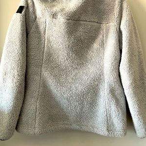 Women’s north face pull over